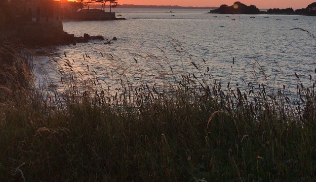 House sleeps 10 with sea view near the golf course