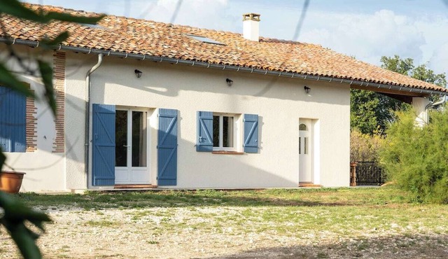 House sleeps 11 Private lake