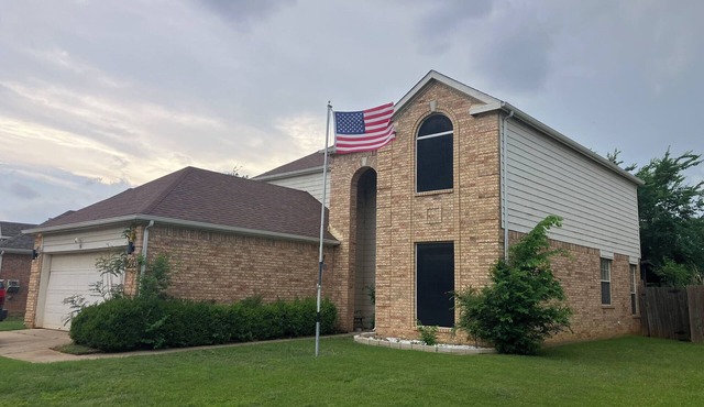 House sleeps 12, 5 bedrooms, 2.5 bath, pool, at Lake Lewsiville