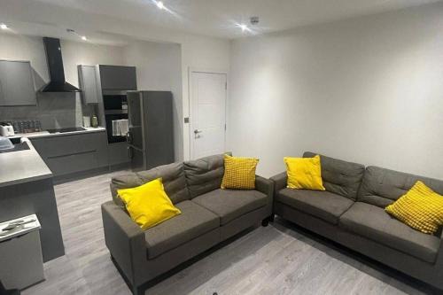 House - Sleeps 12 - Grove Park Station 8min walk