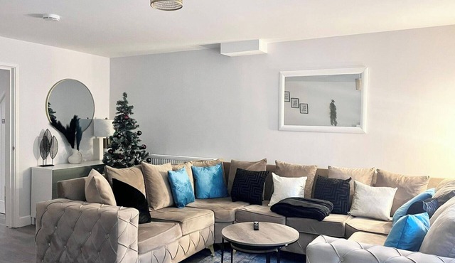 House - Sleeps 12 - Hot tub - Pool table - Parking