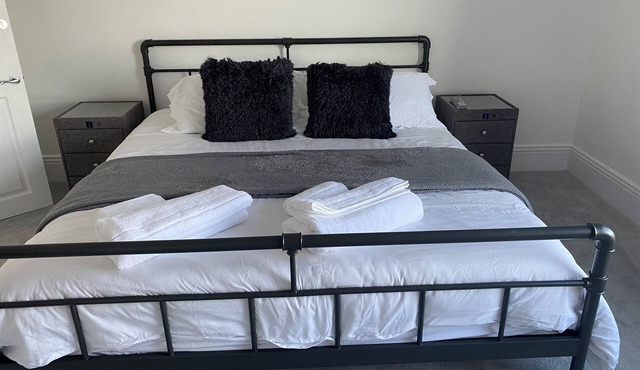 House - Sleeps 14 - Pets Ok - Parking - Garden