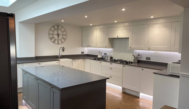 House - Sleeps 14 - Pets Ok - Parking - Garden