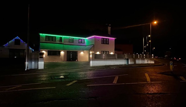 House - Sleeps 16, Parking, Pets Allowed & Jacuzzi