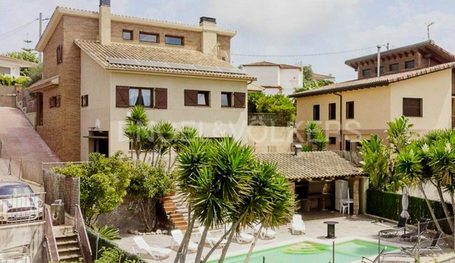 House sleeps 19. 2.5 km from beach, 8 km from Sitges, 45 km from Barcelona, Tarragona