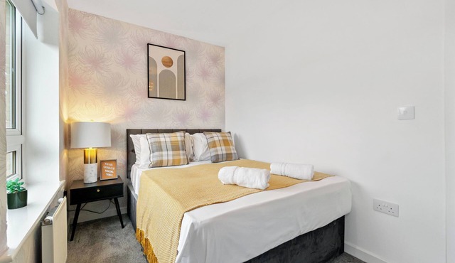 House - Sleeps 4 - Garden - Parking