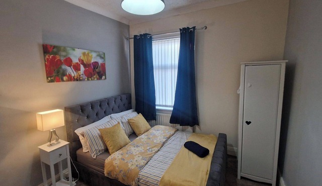 House - Sleeps 4 - Garden - Parking