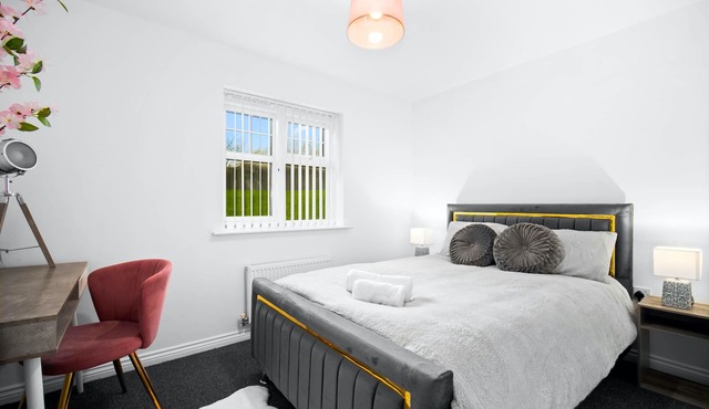 House - Sleeps 6, Garden & Free Parking