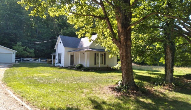 House sleeps 6. Just 5 minutes Patoka Lake boat ramp. Anglers Welcome!