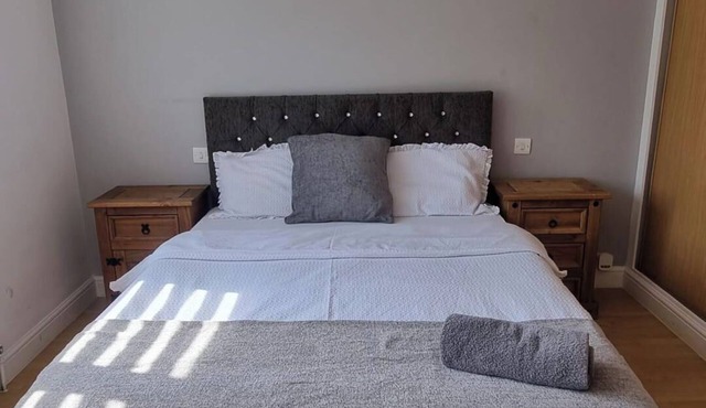 House - Sleeps 6 - Parking - Garden