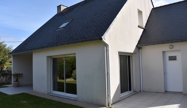 House sleeps 6 with 2 bathrooms, 1 of which is on the ground floor - Golfe et Océan
