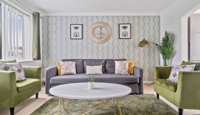 House - Sleeps 7 - Garden - Parking