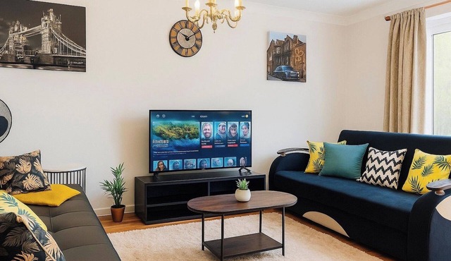 House - Sleeps 7 - Pet friendly - Garden - Parking