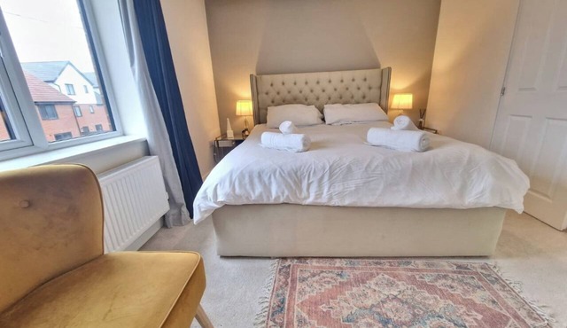 House-Sleeps 7-Parking-Garden-Airport Close