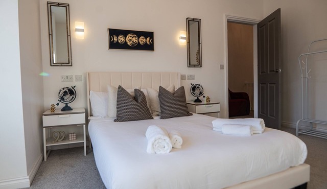 House - Sleeps 7 - Parking - Garden - Near Stn