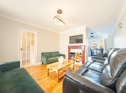 House - sleeps 7 private garden & parking