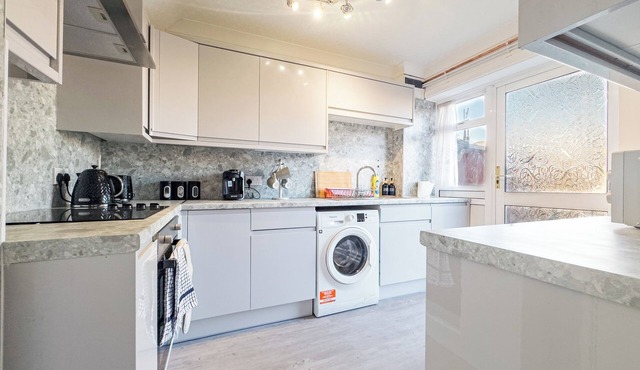 House - Sleeps 7, Private Garden & Parking