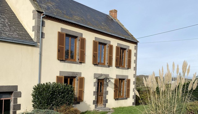 House sleeps 8/10 with enclosed grounds. Pets welcome!