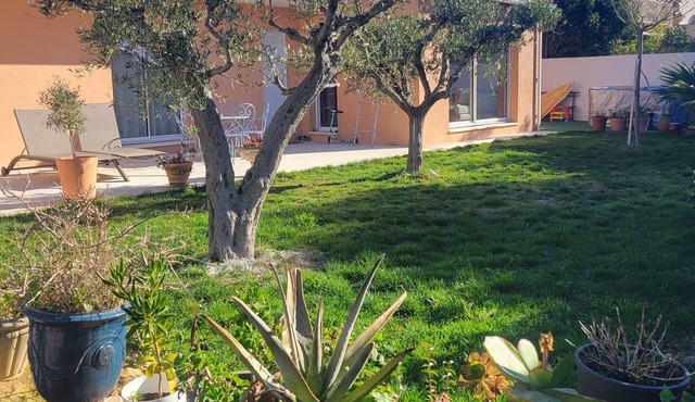 House sleeps 8, 500m from the beach, jacuzzi, in a small fishing port