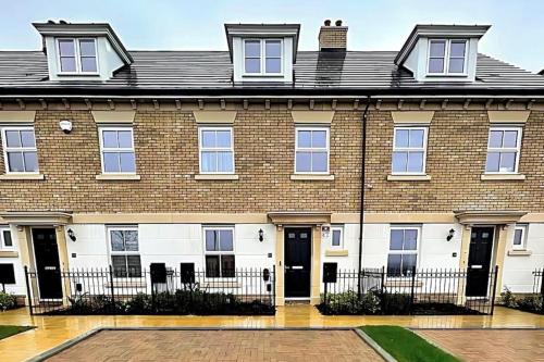 House - Sleeps 8 - Free Parking and Ps5