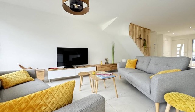 House sleeps 8 Outdoor parking, Air-conditioned