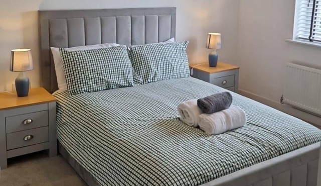 House - Sleeps 8 - Parking - Garden