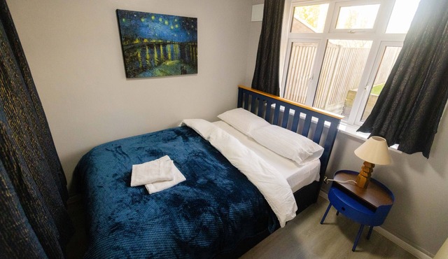 House - Sleeps 8 - Parking - Garden