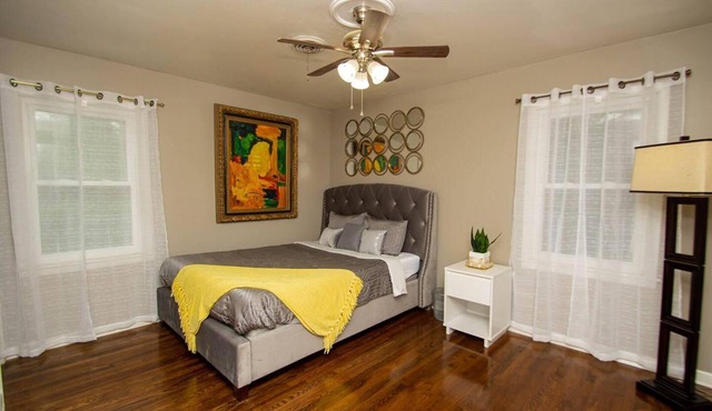 House - Sleeps 8 - Parking - Malls Close