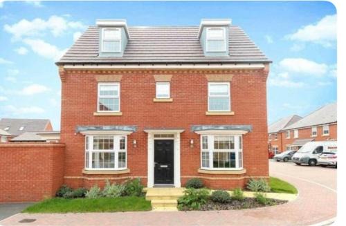 House-Sleeps 8-Parking-Garden