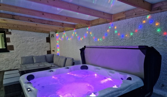 House - Sleeps 8 - Pets Ok - Parking