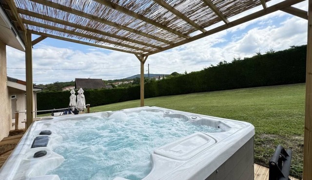 House sleeps 8 with Jacuzzi/Pétanque court