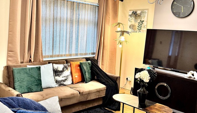 House - Sleeps 9 - Garden - Pet friendly - Parking