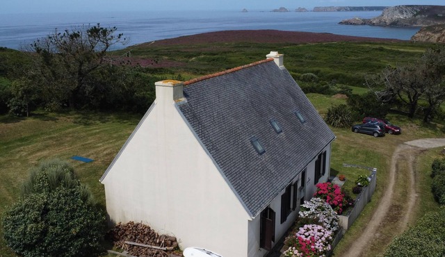House sleeps 9. Spectacular sea views. 300yds sandy beach. Large garden. WiFi.