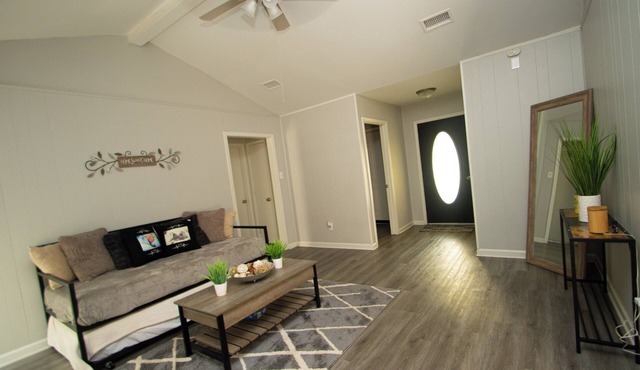 House - Sleeps 9 - Parking - Patio