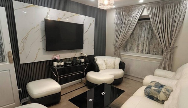 House-Sleeps 5 person -Etihad Stadium 15 min drive