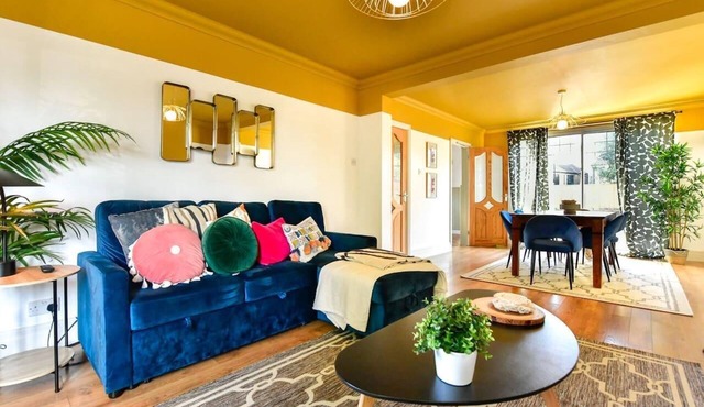 House - Sleeps up to 9 & Free parking