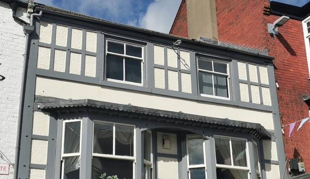 House - Sleeps up to 14 & Parking Available