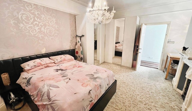 House-Sleeps10-HotTub-Garden-Parking-10minToTown