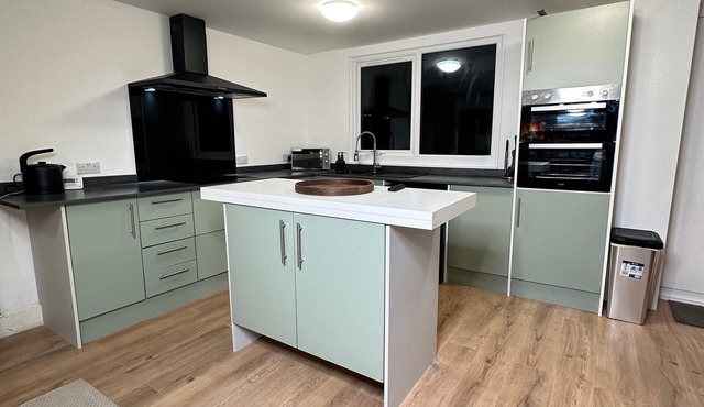 House-Sleeps8-Parking-Garden