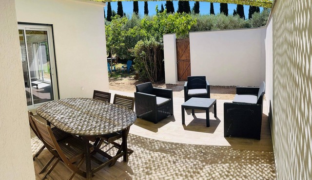 House surrounded by olive trees, set against a hill, on 2000 m2 of quiet land