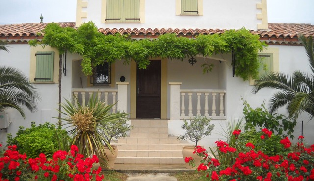 HOUSE SWIMMING POOL GARDEN AIR-CONDITIONING ALL COMFORTS PETS ALLOWED AND GAMES FOR CHILDREN