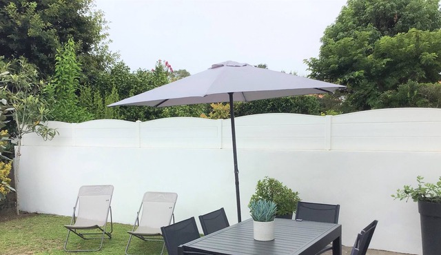 House T3, garden and terrace. St Charles district, shops and beaches on foot