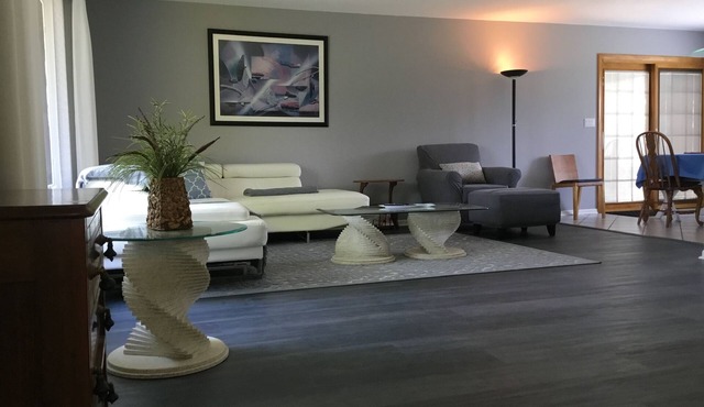 House-tel in Chicago-burb: 3 bedrooms and 2 full baths