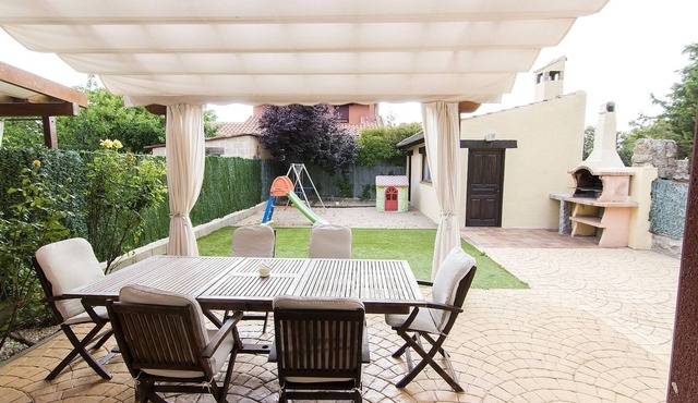 House to enjoy with family and friends just 8 minutes from downtown Segovia.