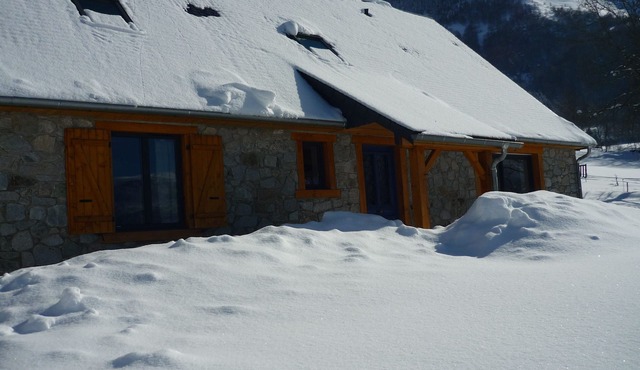 House typical Pyrenean stone and wood Nice view Full sun