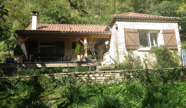House under the castle BEYNAC.