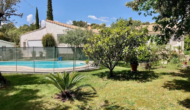 House under the pines with private pool, 10 min from Carcassonne