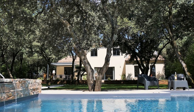 House under the oaks with dominant view