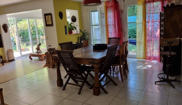 House very pleasant, light and calm city and sea. A haven of peace!