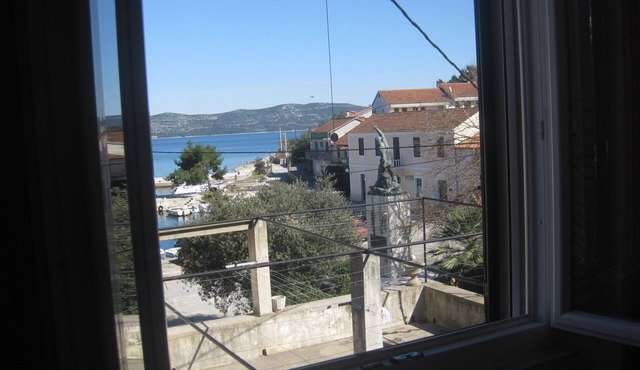 House Vese (105041-K1) - Mali Iz - island Iz